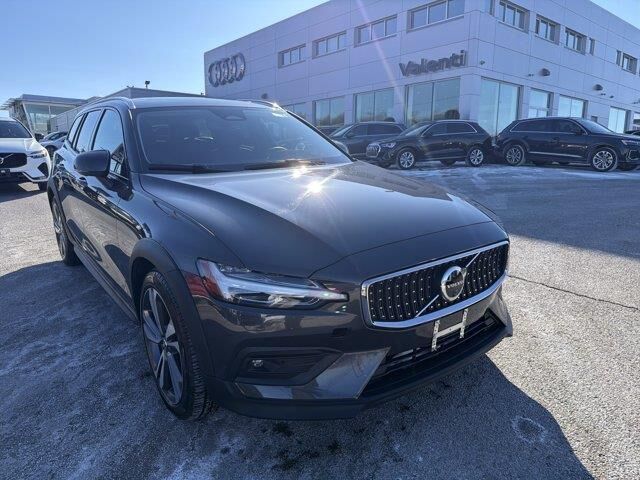 2025 Volvo V60 Cross Country B5 Plus