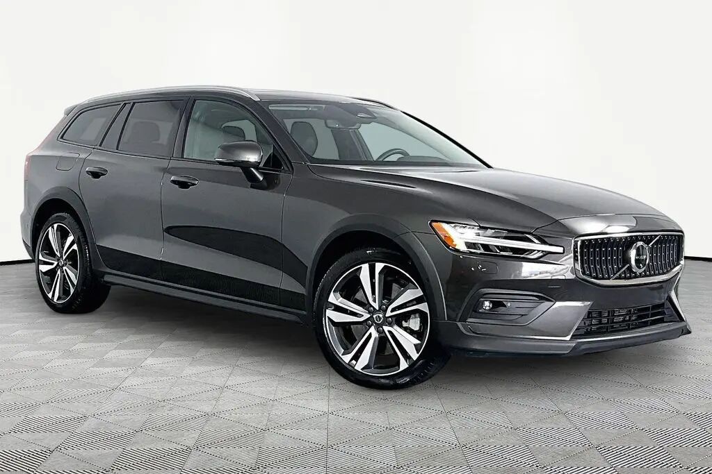 2025 Volvo V60 Cross Country B5 Plus — photo 1 of 39