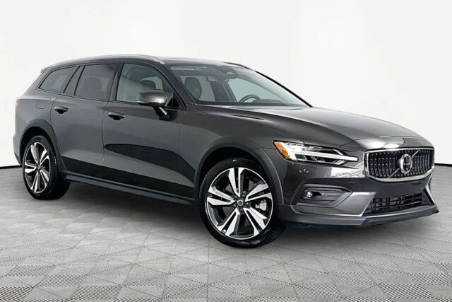 2025 Volvo V60 Cross Country B5 Plus