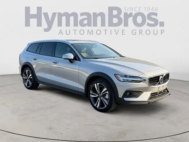 2025 Volvo V60 Cross Country B5 Plus — photo 1 of 39