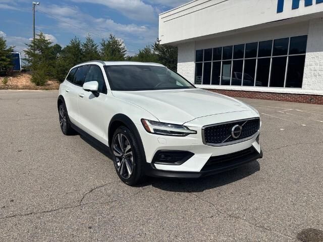 2025 Volvo V60 Cross Country B5 Plus
