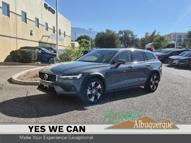 2024 Volvo V60 Cross Country B5 Plus