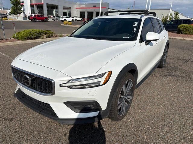 2023 Volvo V60 Cross Country B5 Plus