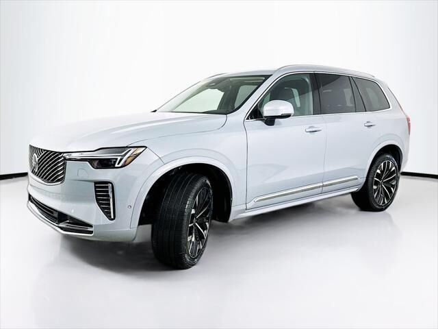 2026 Volvo XC90 B5 Plus 7P — photo 1 of 13