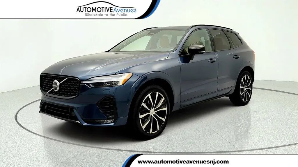 2025 Volvo XC60 B5 Ultra Dark Theme — photo 1 of 26