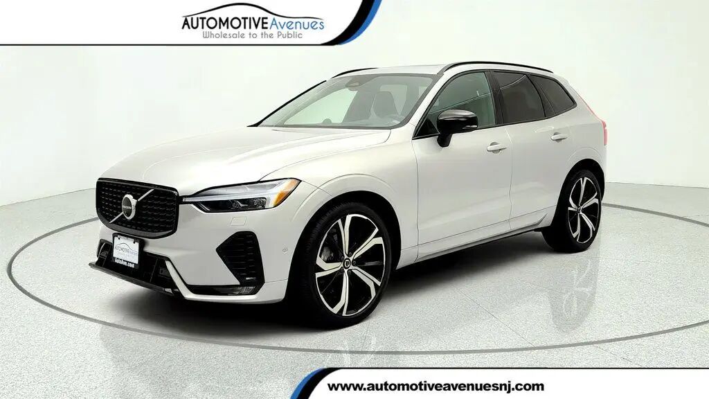 2025 Volvo XC60 B5 Ultra Dark Theme — photo 1 of 13