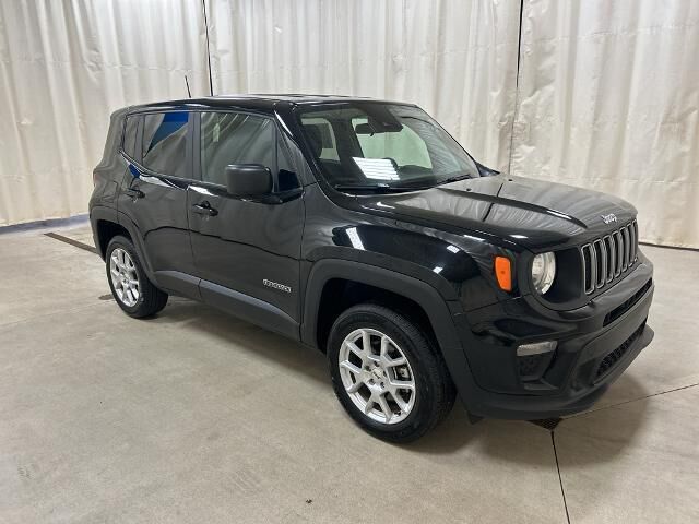 2023 Jeep Renegade Latitude — photo 1 of 13