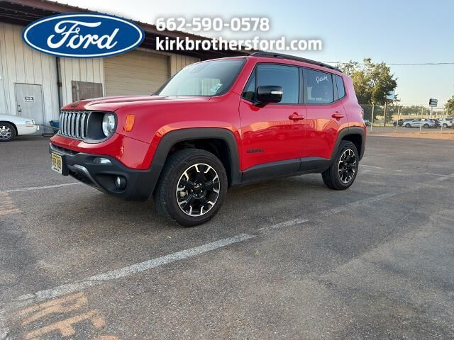2023 Jeep Renegade Latitude — photo 1 of 13