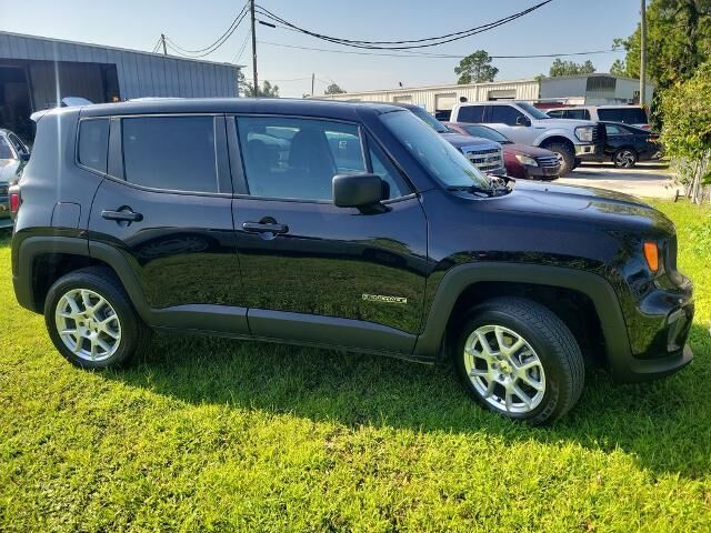 2023 Jeep Renegade Latitude — photo 1 of 42