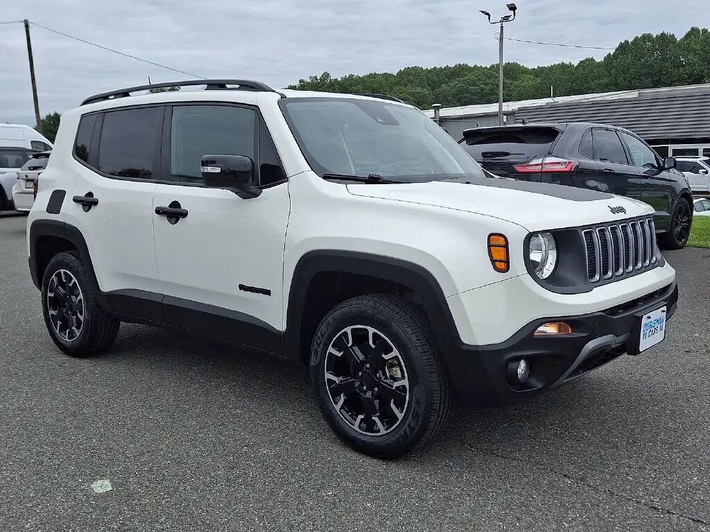 2023 Jeep Renegade Latitude — photo 1 of 13