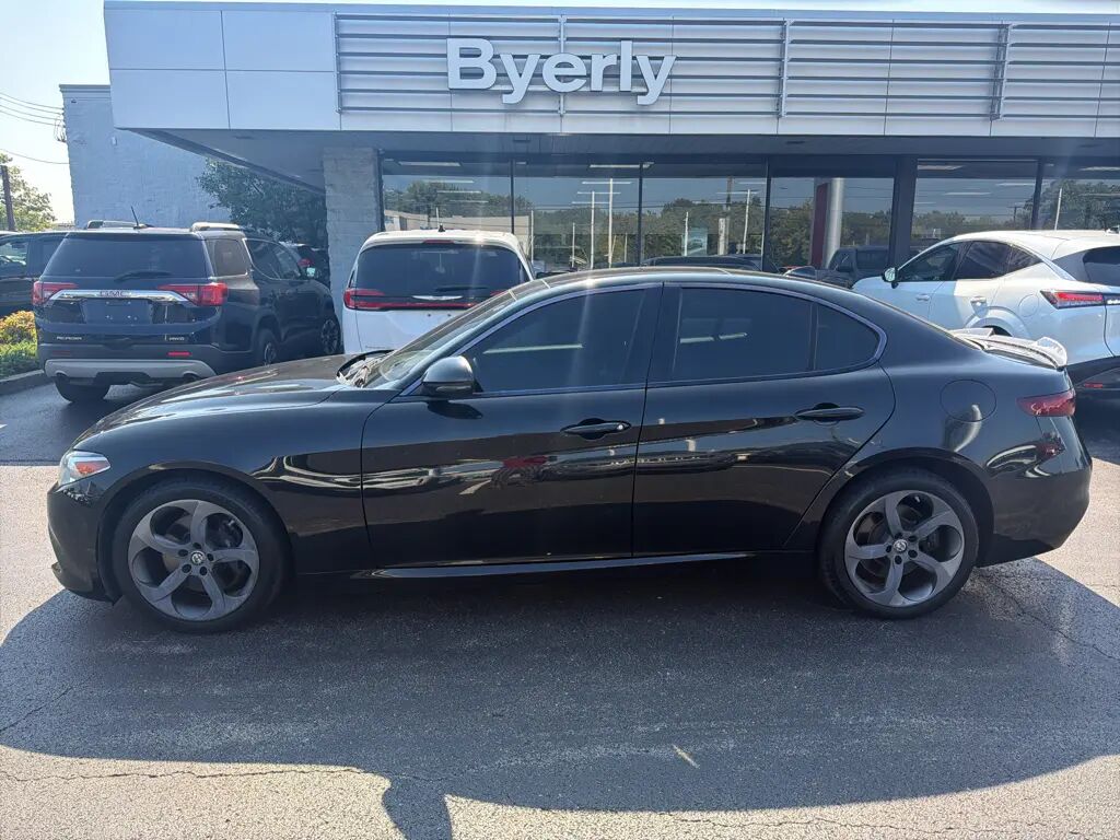2017 Alfa Romeo Giulia Base — photo 1 of 13