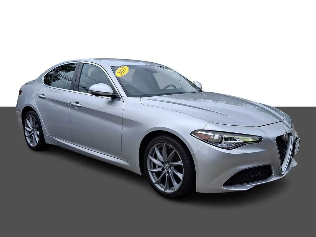 2017 Alfa Romeo Giulia Base — photo 1 of 13