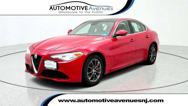 2018 Alfa Romeo Giulia AWD w/ Dual-Pane Sunroof & Cold Weather Pkg