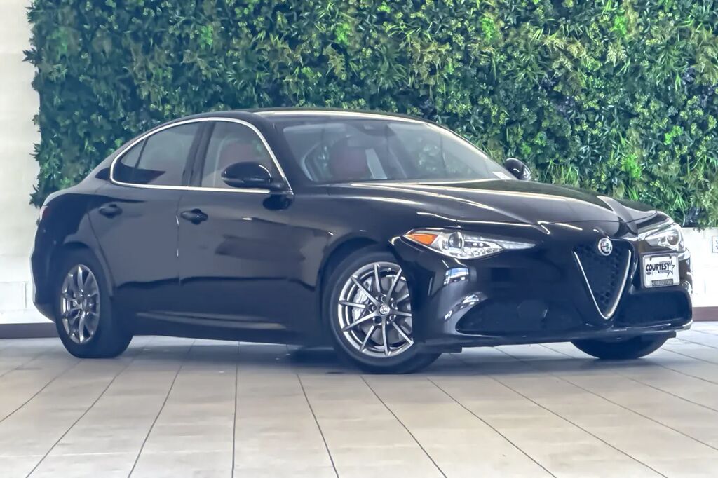 2020 Alfa Romeo Giulia Base — photo 1 of 13
