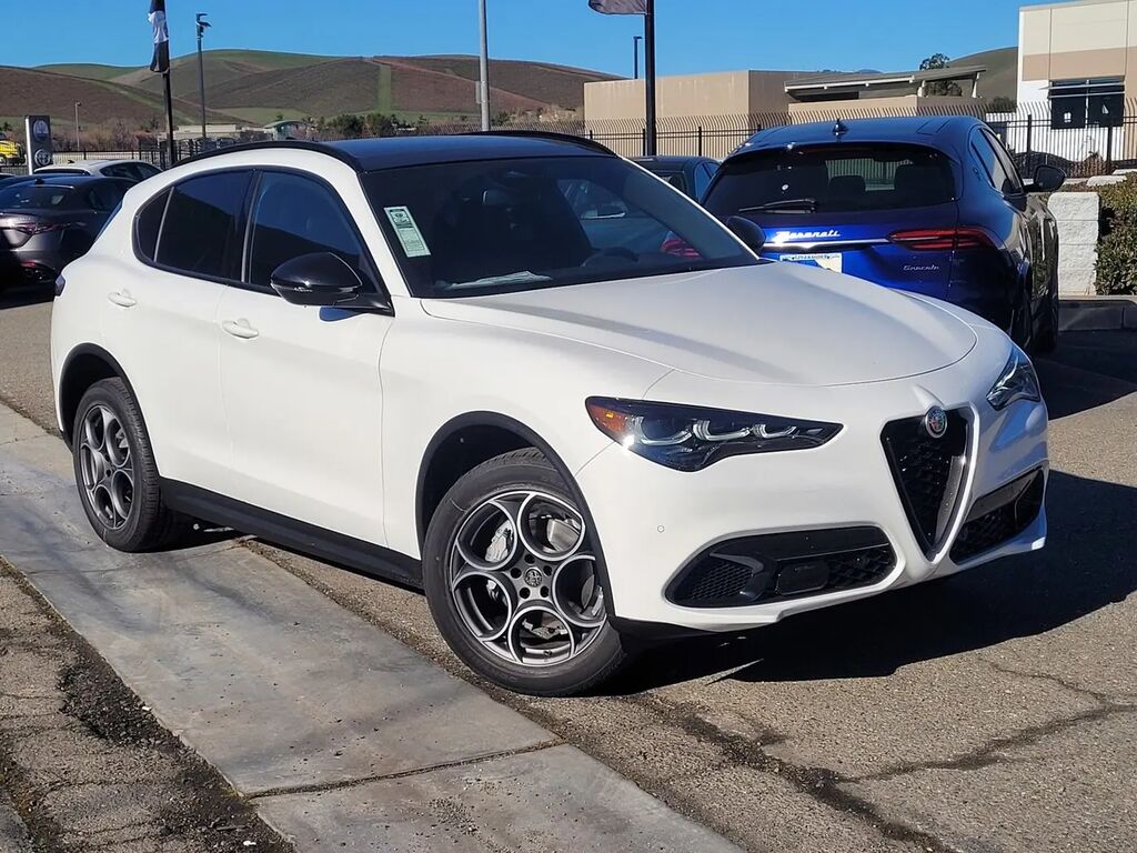 2025 Alfa Romeo Stelvio Base — photo 1 of 36